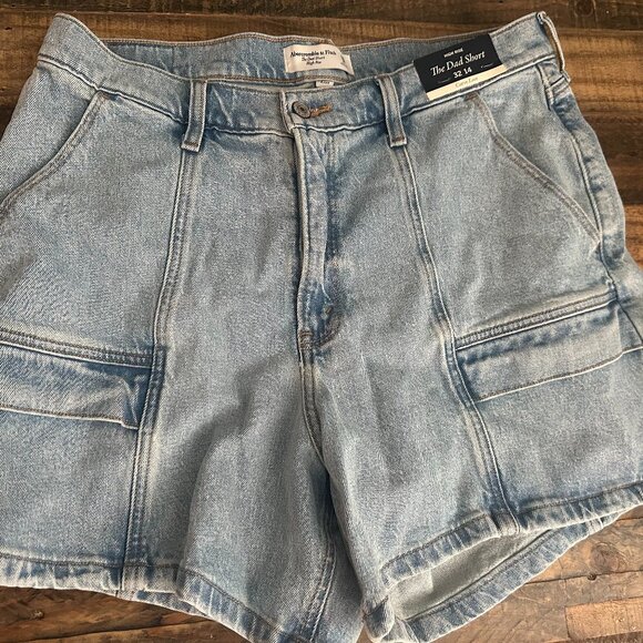 NWT Abercrombie & Fitch Women's High Rise Dad Short Size 32 - Picture 1 of 4